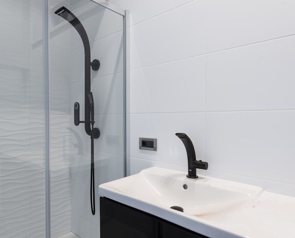 Max Vakhtbovycn באתר PEXELS WALL SHOWER